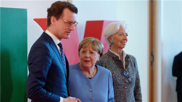 Merkel löst Versprechen ein: Rückkehr ins Flutgebiet NRW-Ministerpräsident Hendrik Wüst, Altkanzlerin (M) Angela Merkel und EZB-Präsidentin Christine Lagarde vor der Verleihung des NRW-Staatspreises.