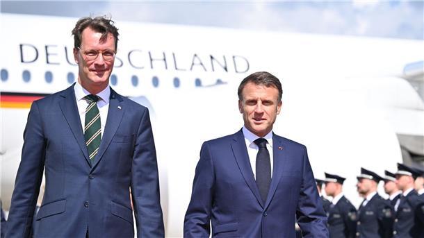 Macron befürwortet Einsatz westlicher Waffen gegen Russland NRW-Ministerpräsident Hendrik Wüst (l) empfängt Emmanuel Macron.