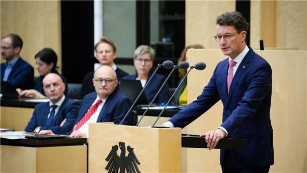 Länder verlangen Kompensation für Investitionsprogramm NRW-Ministerpräsident Wüst mahnte: Länder und Kommunen müssten sich die Entlastungen auch leisten können.
