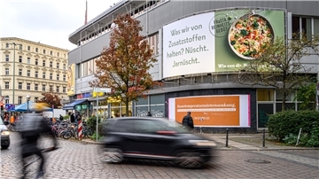 „Nüscht“ hält Frosta von Zusatzstoffen. Das Bremerhavener Unternehmen hat verstärkt in Werbung für sein Reinheitsgebot investiert – wie hier an einem Berliner Einkaufszentrum.