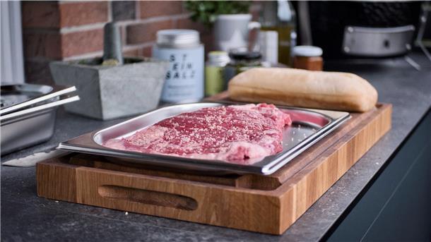 Simpel und saftig: Der „Deichgriller“ verrät sein perfektes Steak-Rezept Nun ist das Fleisch an der Reihe: Während der Grill vorheizt, entfernt er die Sehnen vom Flanksteak und streut eine großzügige Portion grobes Salz darüber. Der Rost sollte so heiß sein wie möglich. Im besten Fall hat der Grill eine Hochtemperaturzone mit mehr als 800 Grad, so Schwarz.