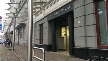 Eingang vom Gerichtsgebäude.