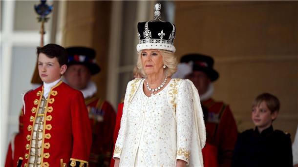 Tradition, Party und Protest: Charles und Camilla gekrönt Nun offiziell britische Königin: Camilla empfängt einen königlichen Salut von Mitgliedern des Militärs in den Gärten des Buckingham Place.