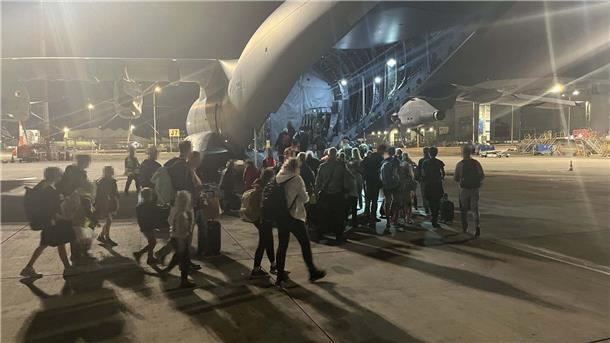 Rund 3000 Deutsche aus Israel zurückgebracht Nun wird doch die Luftwaffe eingesetzt: Die Bundeswehr fliegt deutsche Staatsbürger aus Israel aus. Hier ein Militärtransporter der Bundeswehr auf dem Flughafen von Tel Aviv.