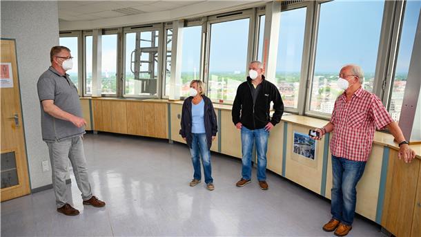 Nur 25 Sekunden hat die Fahrt mit Fahrstuhlführer Michael Stoike (links) auf die Besucherplattform in 64 Meter Höhe gedauert. Eine Stunde lang genoss Familie Leitgeb den Ausblick auf die Stadt.
