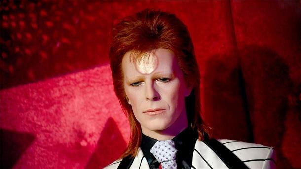 Nur aus Wachs - aber der „Mullet“ sitzt: Die Figur von David Bowie/Ziggy Stadust bei Madame Tussauds in Berlin trägt Vokuhila.