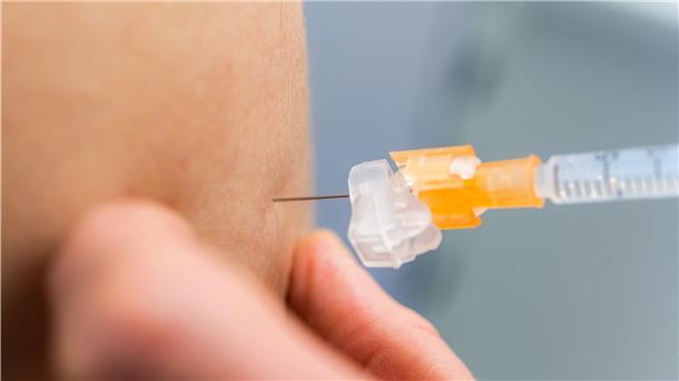 Nur ein kleiner Piks, aber eine große Aufgabe: Die Impfungen gegen das Coronavirus kommen eher schleppend voran. Im Landkreis Cuxhaven wird noch immer überlegt, wie man den Menschen eine lange Anreise zum Impfzentrum nach Cuxhaven ersparen kann.