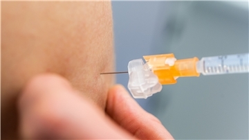 Nur ein kleiner Piks, aber eine große Aufgabe: Die Impfungen gegen das Coronavirus kommen eher schleppend voran. Im Landkreis Cuxhaven wird noch immer überlegt, wie man den Menschen eine lange Anreise zum Impfzentrum nach Cuxhaven ersparen kann.