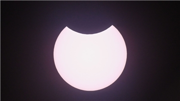 Nur ein kleiner Teil der Sonne wird bei einer partiellen Sonnenfinsternis vom Mond verdeckt.