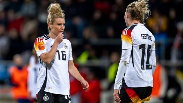 Nur eine darf auf der Zehn spielen: Linda Dallmann (li.) und Konkurrentin Laura Freigang 