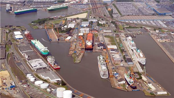Nur eine schnelle Übernahme durch die Rönner-Gruppe kann die Lloyd Werft (hier ein Luftfoto vom Sommer) noch retten. Auf konkrete Hilfe durch das Land Bremen können die 260 Mitarbeiter der Werft derzeit allerdings nicht hoffen. Archivfoto: Scheer
