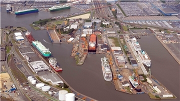 Nur eine schnelle Übernahme durch die Rönner-Gruppe kann die Lloyd Werft (hier ein Luftfoto vom Sommer) noch retten. Auf konkrete Hilfe durch das Land Bremen können die 260 Mitarbeiter der Werft derzeit allerdings nicht hoffen. Archivfoto: Scheer