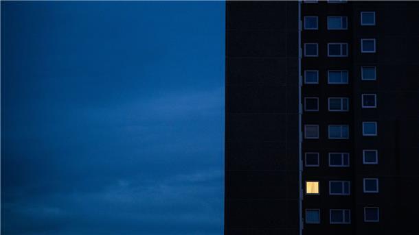 Gaspreisdeckel: Spagat zwischen Entlastung und Sparanreiz Nur einer Wohnung eines Mehrfamilienhauses brennt am frühen Morgen Licht. Die teils massiv gestiegenen Preise für Gas und Strom bereiten viele Menschen in Deutschland finanzielle Schwierigkeiten.
