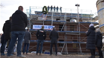 Auf dem Gelände des ehemaligen Extra-Markts in Beverstedt entstehen derzeit drei Mehrfamilienhäuser. Am Freitag wurde das Richtfest gefeiert. 