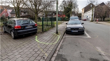 Nur noch die gelben Markierungen der Polizei erinnern an den Messerangriff auf zwei Kinder in Duisburg.