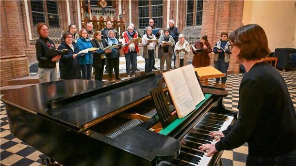 Bremerhavens Kreiskantorin Eva Schad studiert mit dem Kammerchor Bachs erstes Oratorium, die harmonisch kühn komponierte „Johannespassion“ ein. Am 30. März wird sie in der Christuskirche aufgeführt. 