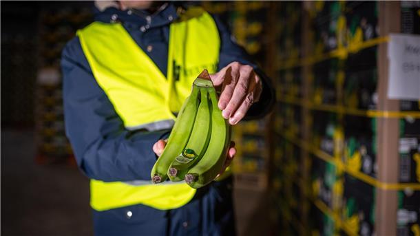 Von „krummen“ Geschäften zu Komplett-Logistik aus einer Hand Jan Zobel mit Bananen