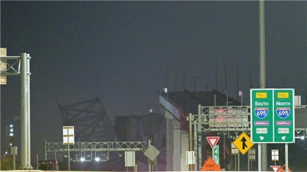 Nur noch Teile der Francis-Scott-Key-Brücke stehen, nachdem ein Containerschiff in Baltimore mit einem Träger kollidiert ist.