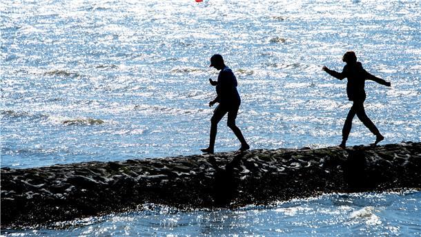 Zwei Personen am Friesenstrand in Tossens.