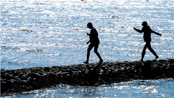 Zwei Personen am Friesenstrand in Tossens.