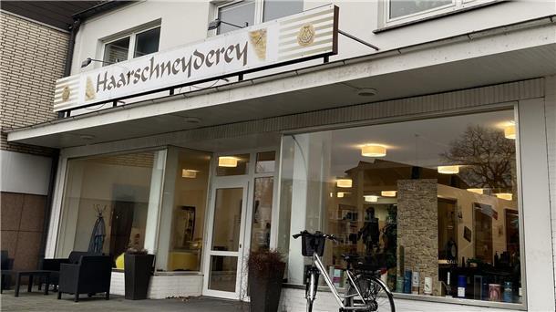 Kamm in: Das sind die krehaartivsten Friseurnamen zwischen Wesermarsch und Elbe Nur sprachlich wie in alten Zeiten: Die "Haarschneyderey" in Zeven.