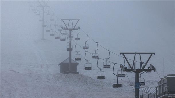 Winter-Vorboten und Schnee in Süddeutschland Nur wenige Tage nach dem Ende des Goldenen Oktobers fällt auf dem höchsten Gipfel Baden-Württembergs, dem 1493 Meter hohen Feldberg, der erste Schnee.