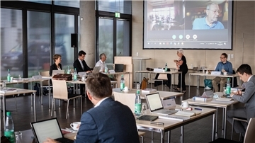 Nur zu Beginn durfte ein Fotograf in den Besprechungsraum: Der Stiftungsrat des Deutschen Schifffahrtsmuseums tagte hinter verschlossenen Türen.