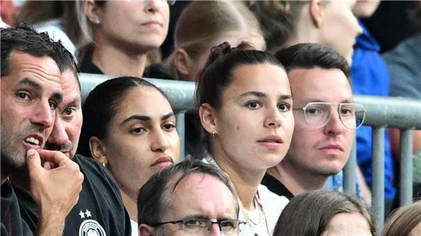 Neu-Wolfsburgerin Zicai bangt nach Verletzung um EM-Ticket Nur Zuschauerinnen beim 4:0: Cora Zicai (l) und Lena Oberdorf.
