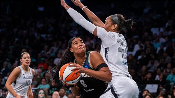 WNBA: Sabally und Fiebich gewinnen erstes Halbfinale Nyara Sabally (M.) feierte mit New York den Sieg im ersten Halbfinale.