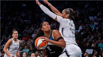 Nyara Sabally (M.) feierte mit New York den Sieg im ersten Halbfinale.
