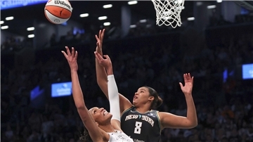 Nyara Sabally (r) und die New York Liberty starteten erfolgreich in die Mission Titelverteidigung.