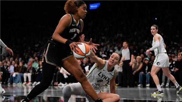 Nach Rekordsaison: Basketballerinnen wollen mehr Geld Nyara Sabally war ein X-Faktor im entscheidenden Meisterschaftsspiel.