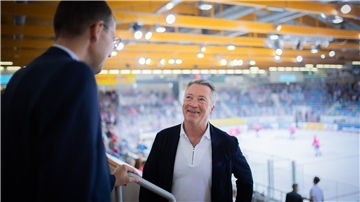 NZ-Chefredakteur Christoph Linne im Interview mit Harold Kreis, Trainer der deutschen Eishockeynationalmannschaft.
