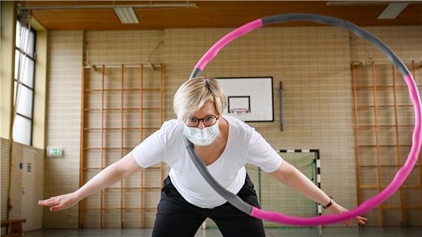 NZ-Redakteurin Ute Schröder lässt den Hulahoop-Ring unter anderem um ihre Hüften kreisen. 