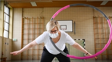 NZ-Redakteurin Ute Schröder lässt den Hulahoop-Ring unter anderem um ihre Hüften kreisen. 