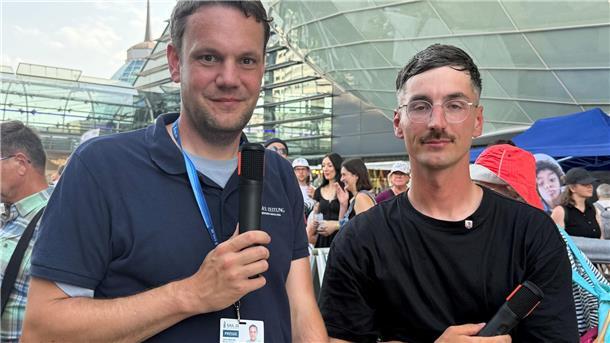 NZ-Reporter Jens Gehrke und NEUS-Festival-Initiator Niklas Piatowski.