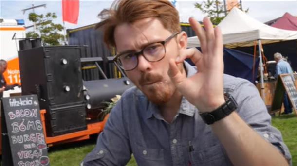 NZ-Reporter Levin Meis lässt es sich schmecken.