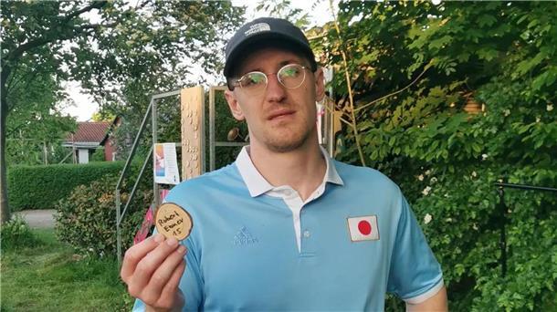 Robert Ebner mit einer Holzmedaille