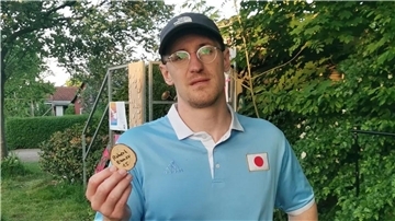Robert Ebner mit einer Holzmedaille