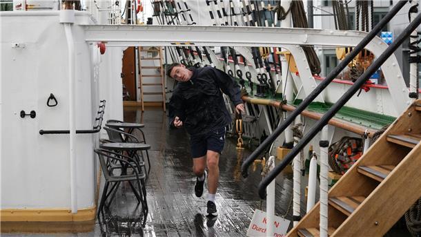 Robert Ebner läuft mit gebeugtem Kopf unter einem Stahlträger hindurch
