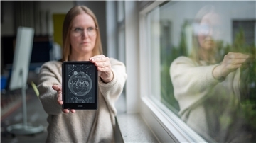 Katja Gallas hält ein E-Book in die Kamera. Darauf geöffnet: der Buchtitel „Momo“.
