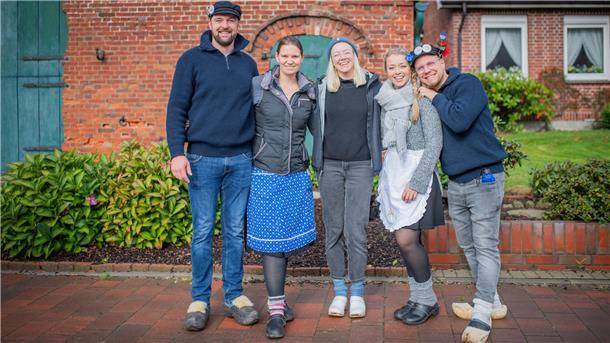 NZ-Reporterin Leandra Hanke (Mitte) mit den begeisterten Holtschentänzern und -tänzerinnen Manuel (von links), Wenke, Amelie und Christian.