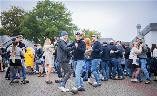 NZ-Reporterin Leandra Hanke (vorn links) mit Holtschentänzer und Organisator Phi...
