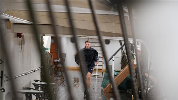 Ein Mann läuft an Bord der "Seuten Deern" in Bremerhaven einen Marathon.
