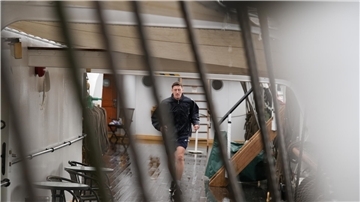 Ein Mann läuft an Bord der "Seuten Deern" in Bremerhaven einen Marathon.