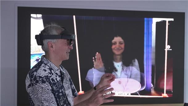 Telefónica peilt Marktstart für Hologramm-Telefonie an O2-Innovationsmanager Karsten Erlebach spricht via VR-Brille mit seiner Kollegin, die er in der Brille plastisch als Hologramm sieht.