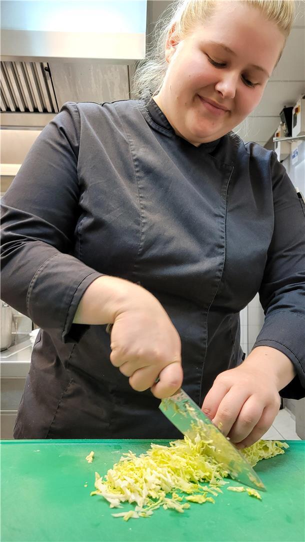 Ob als Einzelkämpferin beim Wettbewerb oder – wie hier – in der Teamküche des Badhotels Sternhagen: Die Liebe zum Beruf ist Lotte Lutter anzusehen.