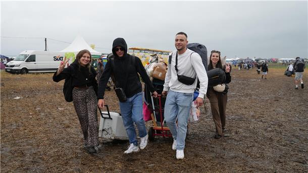 Deichbrand 2025: Anreise, Matsch und gute Laune – die Bildergalerie vom Donnerstag Ob auf dem Infield, auf den Campingplätzen oder im Pool: Die Festivalfans trotzen am Donnerstag auf dem Deichbrand 2025 dem Regen.