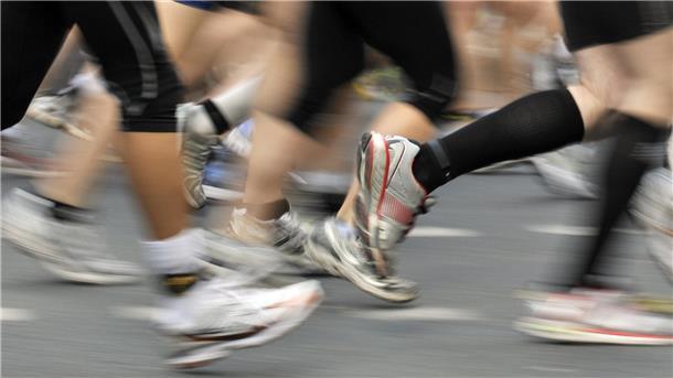 Beine und Laufschuhe sind zu sehen, es geht um einen Marathon. 