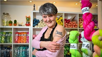 Ob Bekenntnis zu ihrer Marke, Webshop oder Social Media: Wollfärberin Gabriele Sinzig-Freese tut alles konsequent.